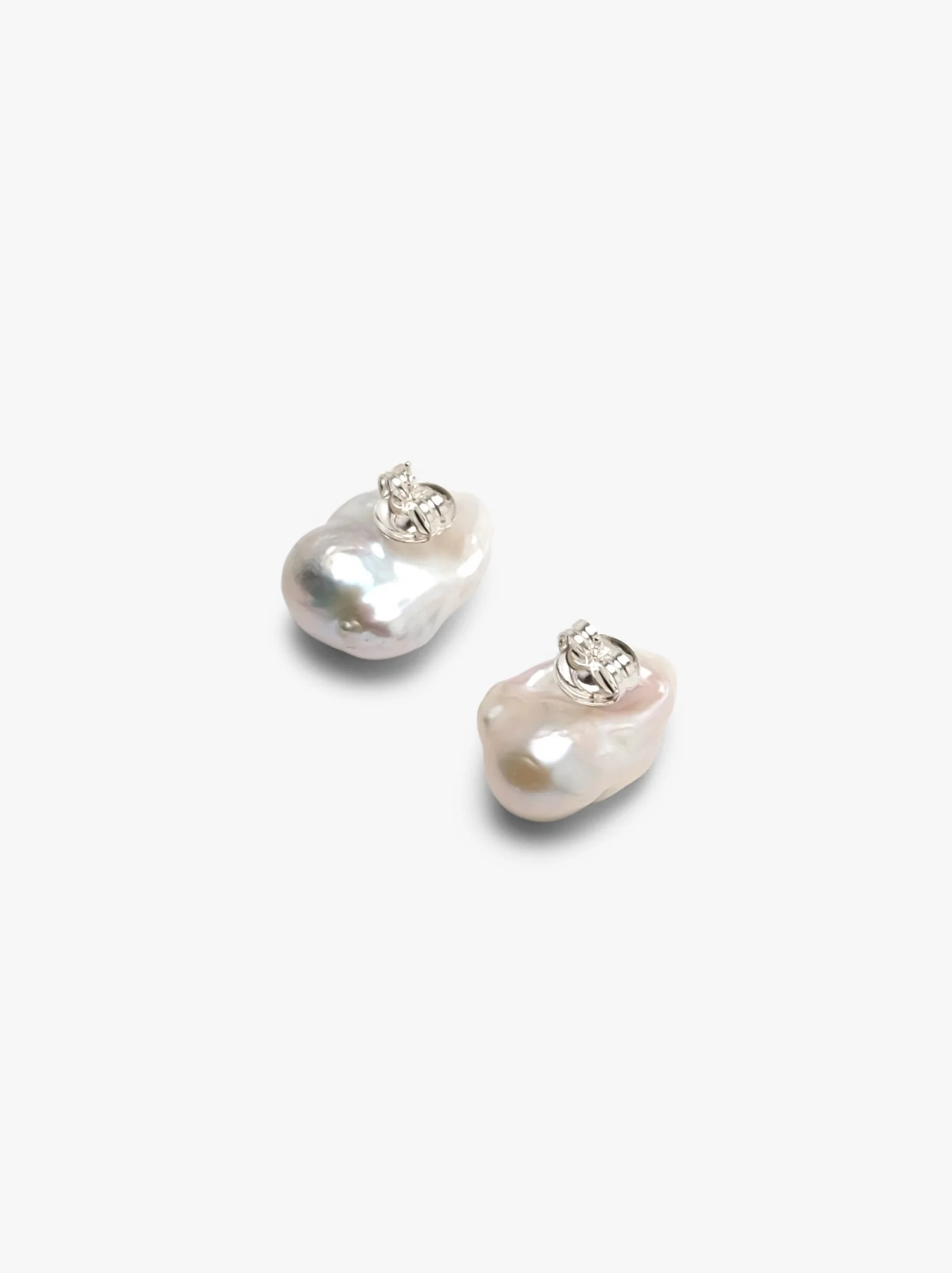 Cadre stud earrings: baroque pearl - Image 4
