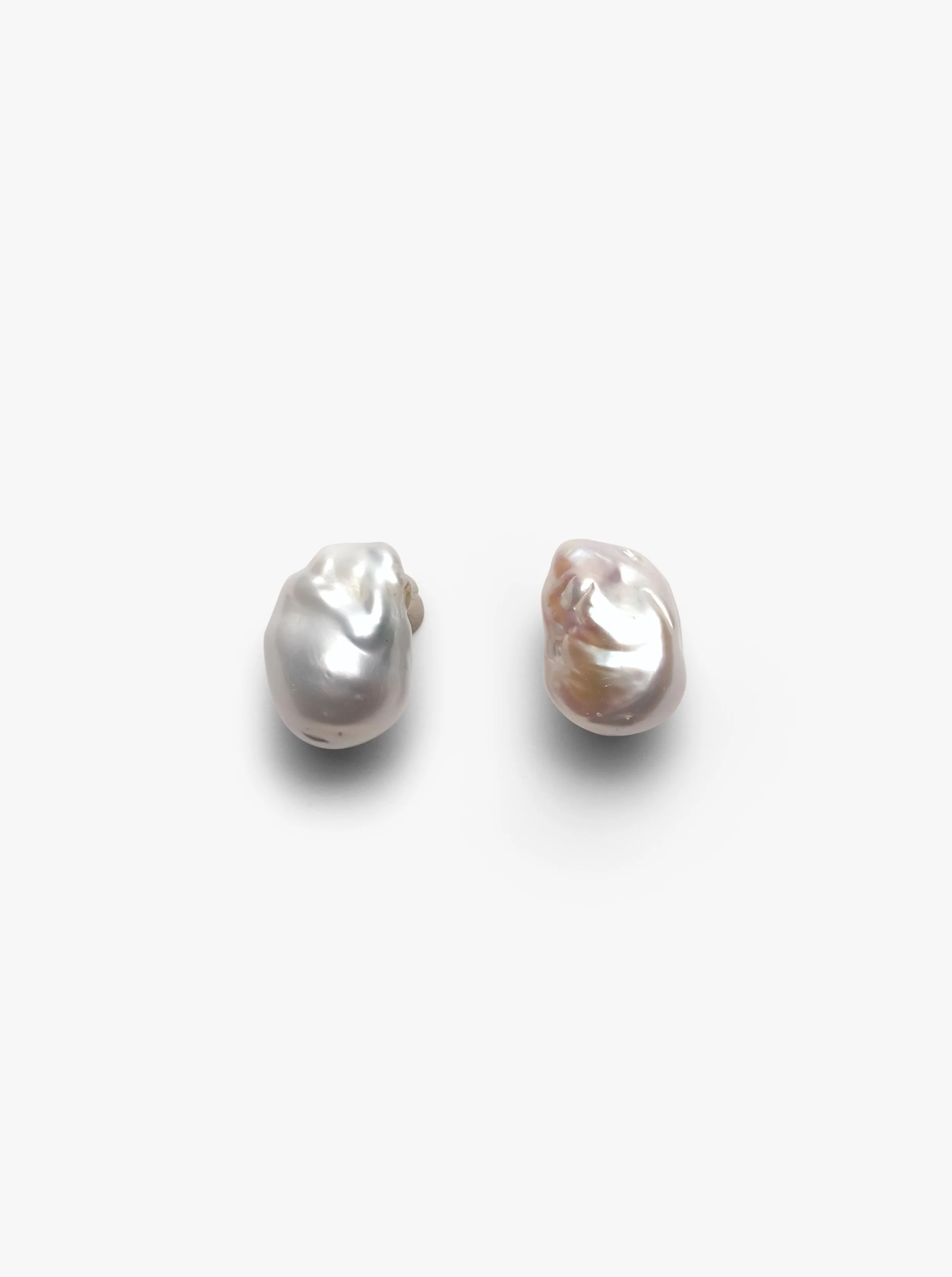 Cadre stud earrings: baroque pearl - Image 6