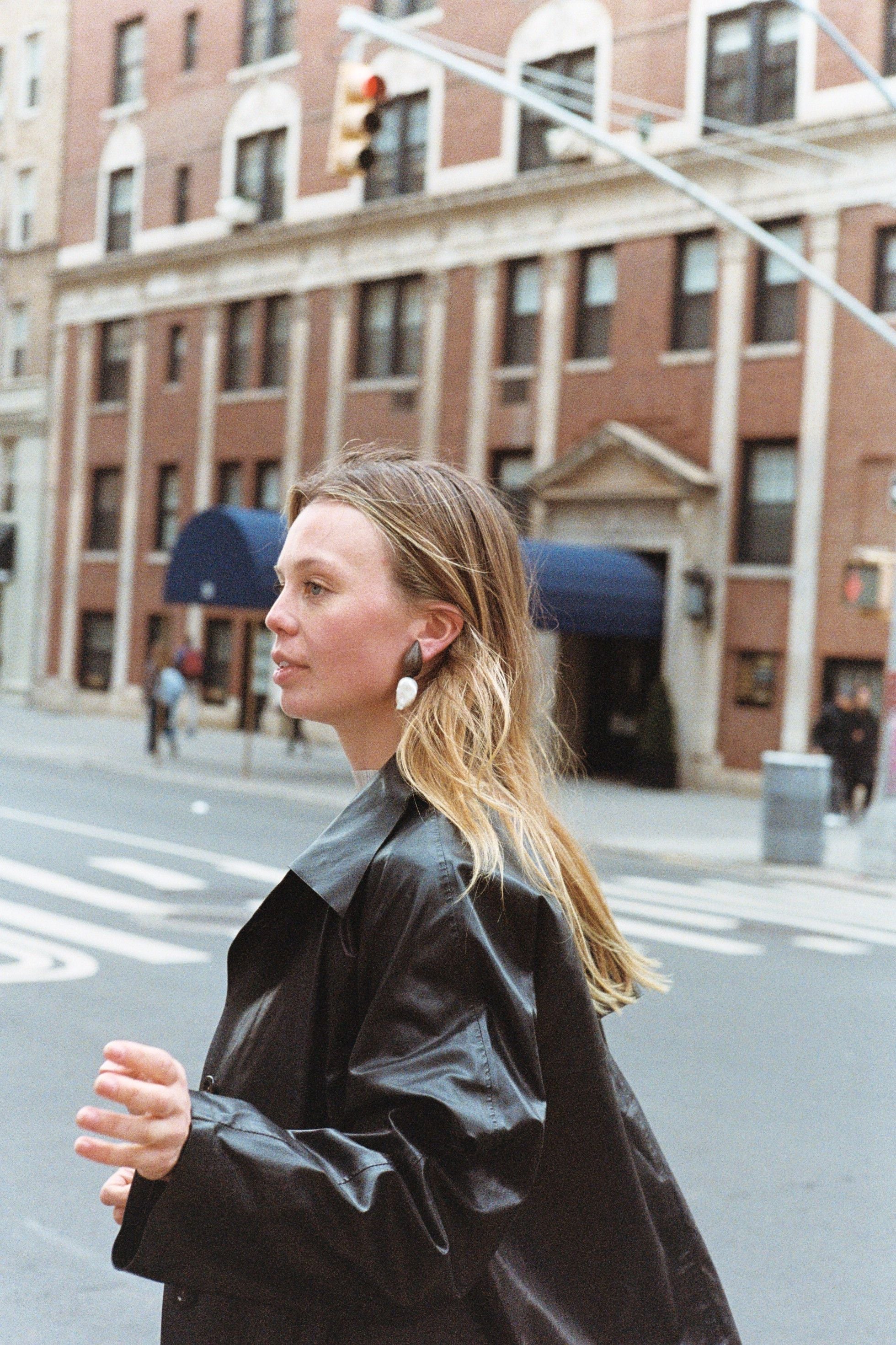 Orage earrings: baroque pearl, bog oak - Image 3