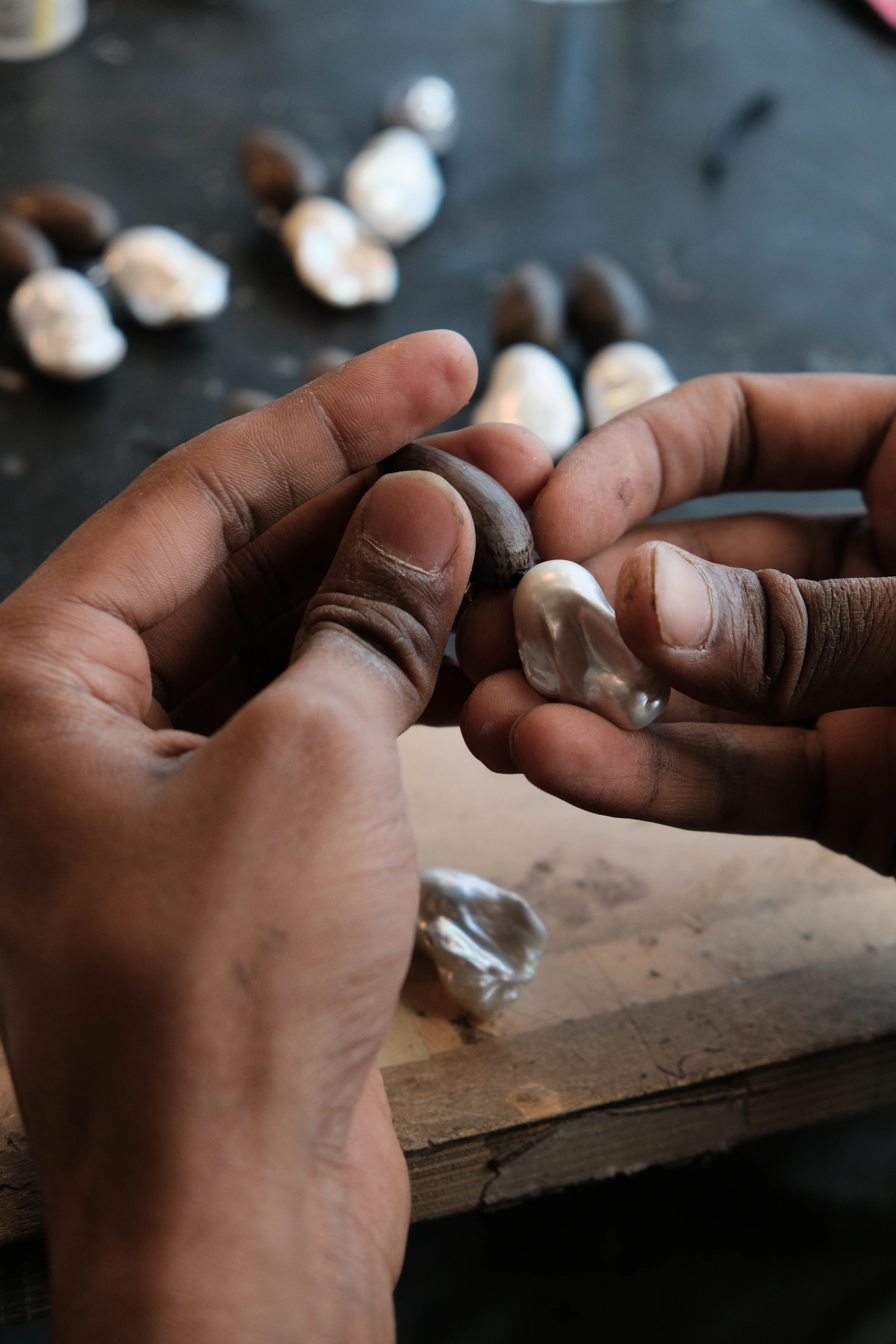 Orage earrings: baroque pearl, bog oak - Image 6