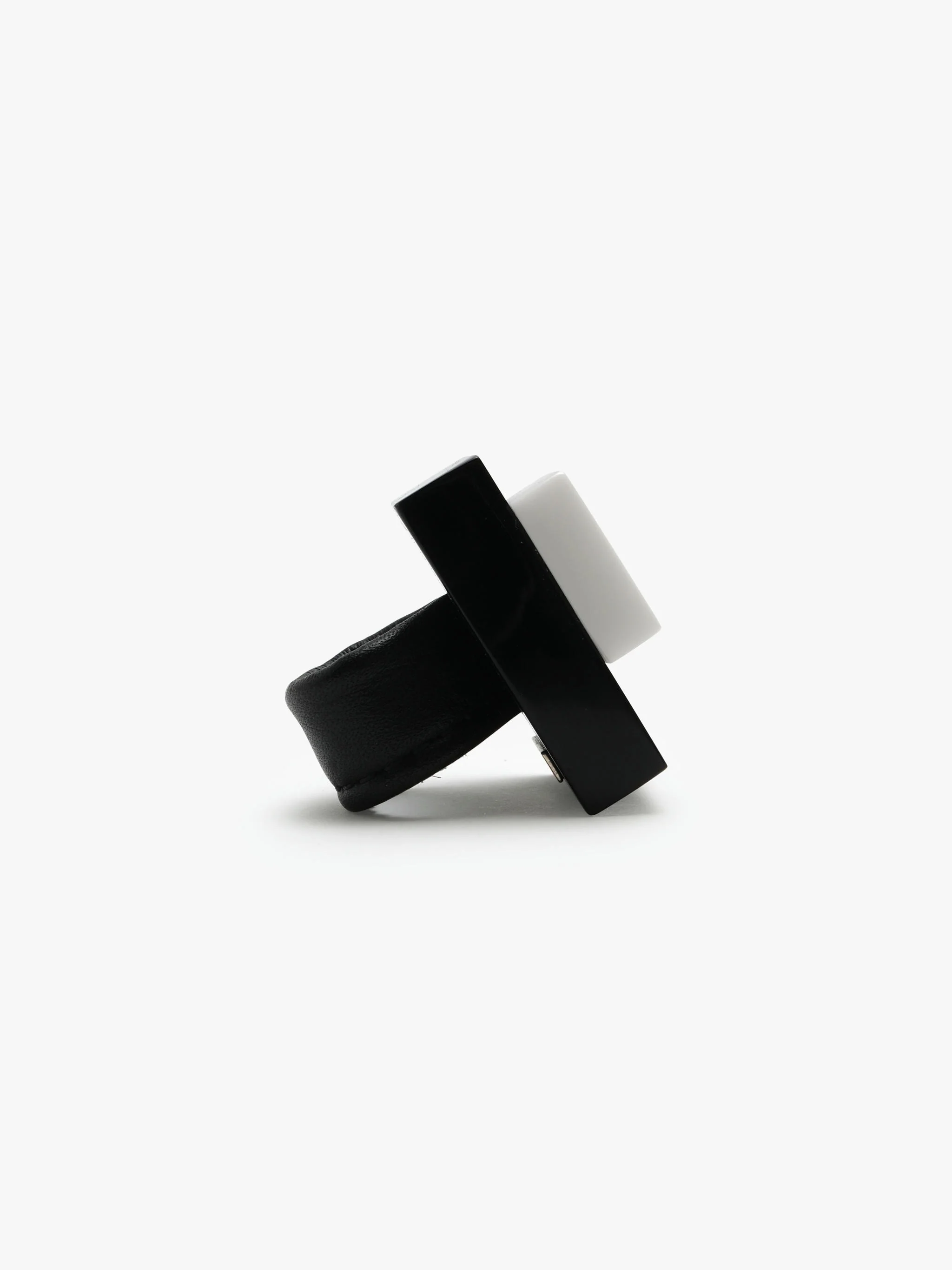Gabi ring: black/white acrylic - Image 5