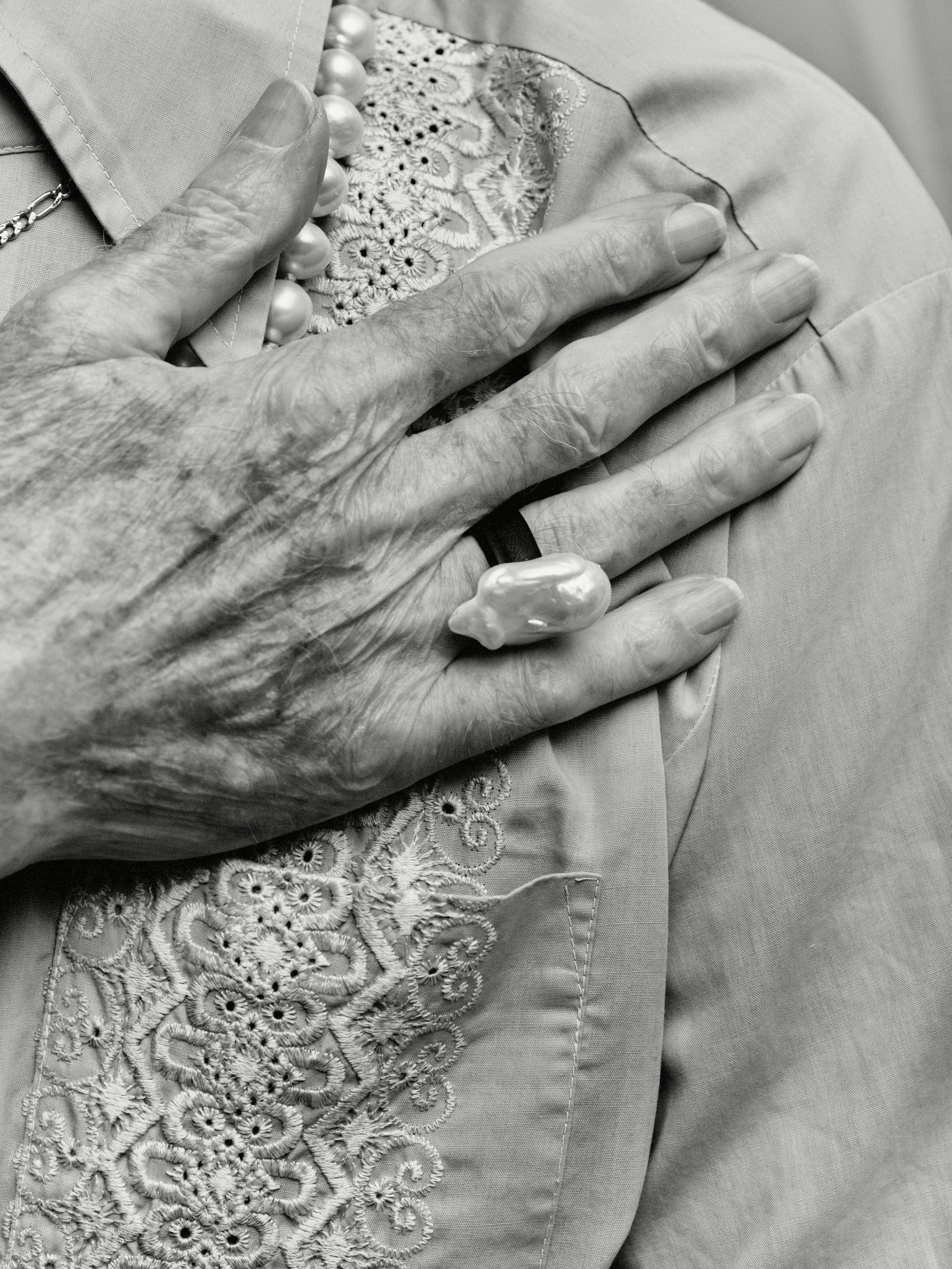 Lune ring: baroque pearl, leather - Image 3