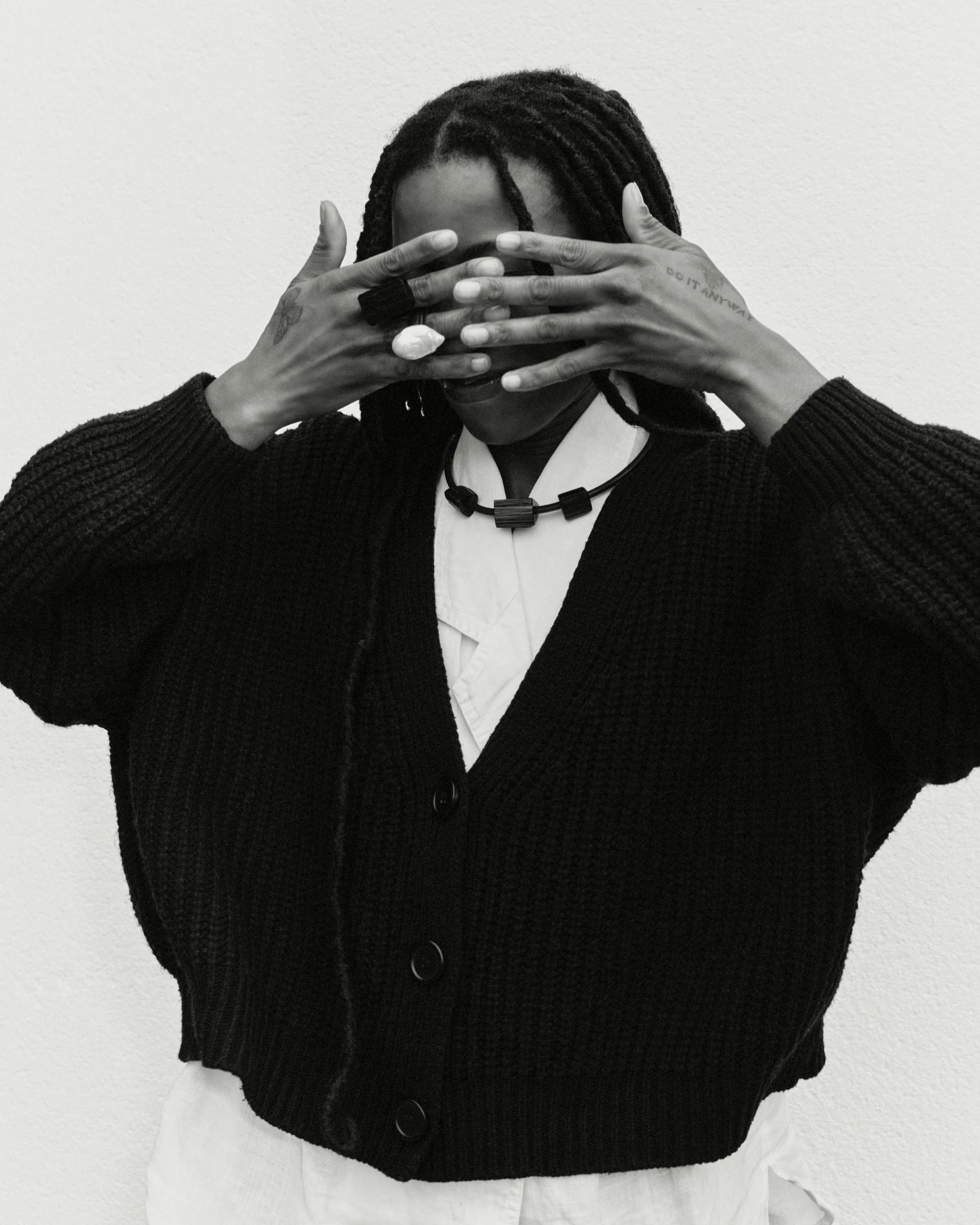 Encre ring: black tourmaline, leather - Image 4