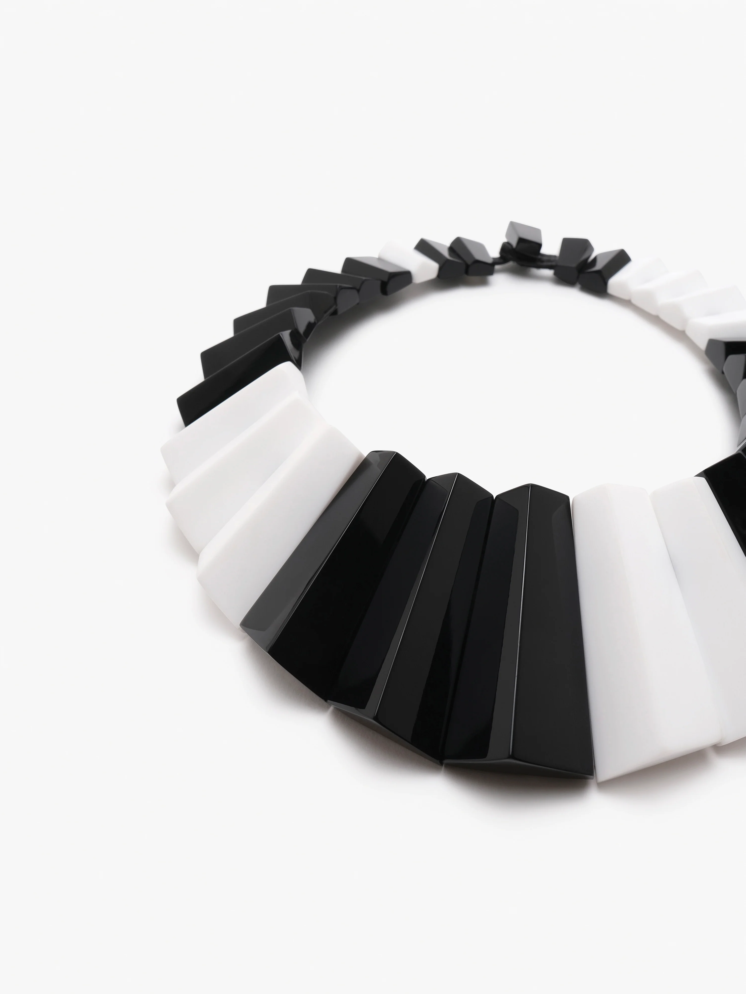 Sirocco necklace: black/white greencast - Image 3